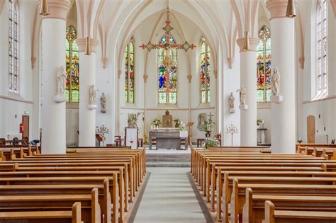 Interieur van een moderne evangelische kerk met zitplaatsen en een podium