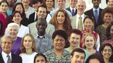 Groepsfoto van een multiculturele kerkgemeenschap die elkaar omhelst