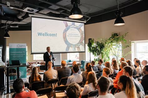 Illustratie van een typische bijeenkomst van een rederijkerskamer