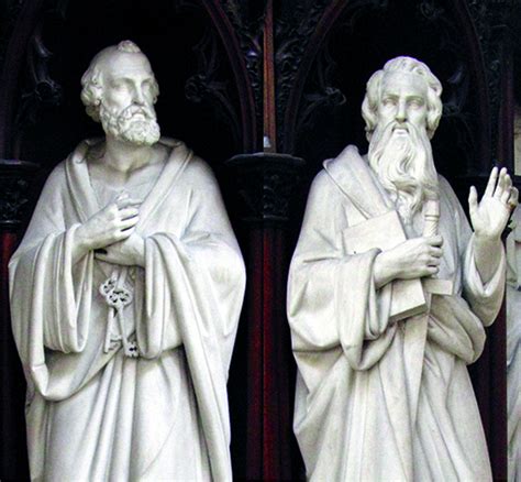 beeltenissen van Petrus en Paulus aan de voorgevel van de kerk