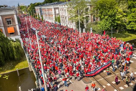 foto van het Rode Lijn-protest bij het hoofdkantoor van de PKN