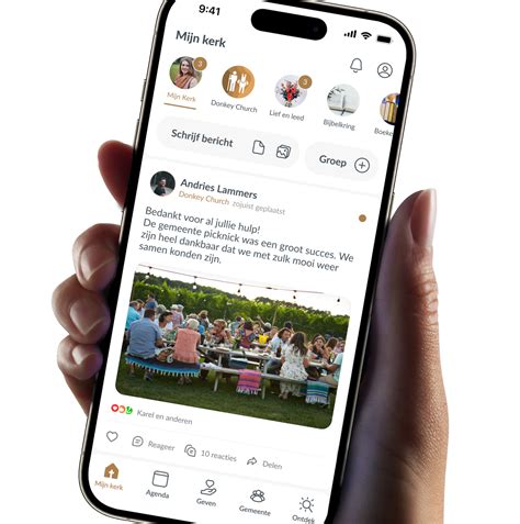 Illustratie van een mobiele kerkapp met groepenstructuur en tijdlijn