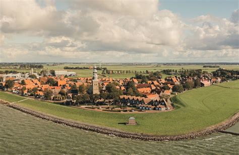 Foto van het voormalige recreatiegebouw in Den Oever, dat diende als kerkelijk centrum.