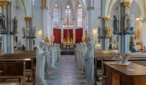 Afbeelding van heiligenbeelden in een kerk.