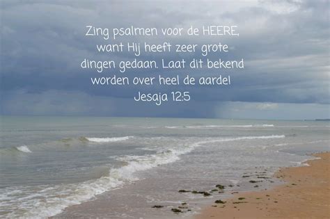 Illustratie van het woord van God dat als regen op de aarde valt en vrucht draagt.