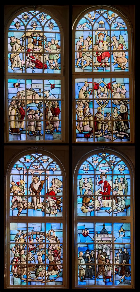 Een overzicht van de gebrandschilderde ramen in de Sint-Janskerk, met gedetailleerde afbeeldingen van Bijbelse taferelen en historische gebeurtenissen.