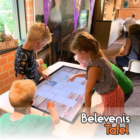 Illustratie van kinderen die op een speelse manier leren over de Bijbel