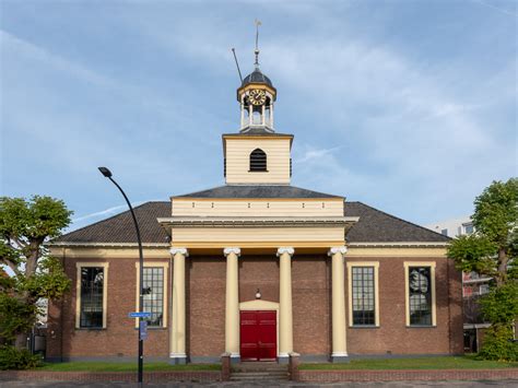 Architectuur van de Waterstaatskerk met zijn kenmerkende zaalvorm en rode bakstenen gevel.