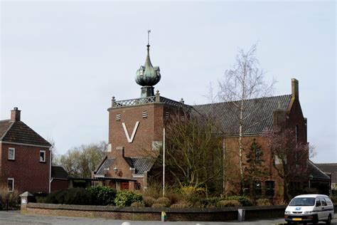 Nieuw kerkgebouw van de Gereformeerde Kerk in Dinteloord, ontworpen door Egbert Reitsma