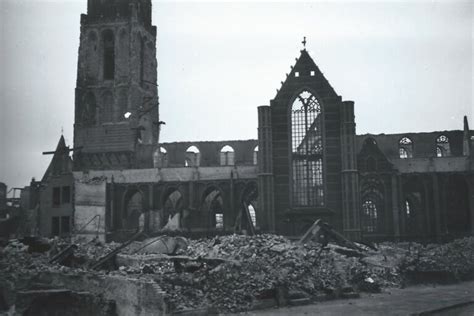 Restanten van de gereformeerde kerk na het bombardement op Dinteloord