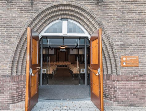 Illustratie van een open kerkdeur met mensen die naar binnen gaan