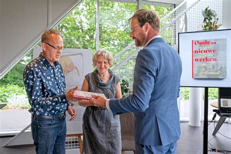 Prof. Selderhuis die het eerste exemplaar van 
