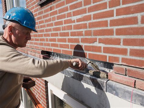 Detailfoto van voegwerk dat wordt hersteld aan de buitenmuren van de basiliek.