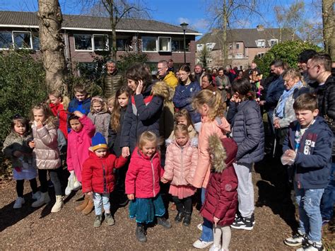 Kinderen die deelnemen aan een project tijdens de kindernevendienst.