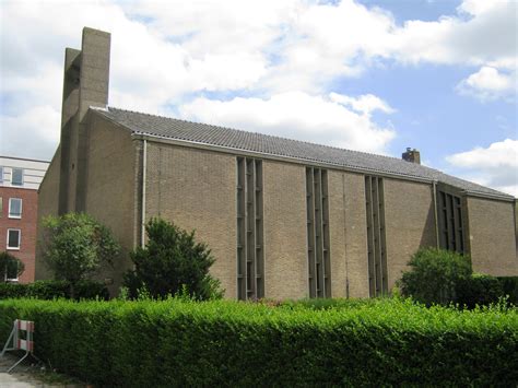 Artistieke impressie van de Boezemkerk te Ridderkerk met focus op de gebrandschilderde ramen.