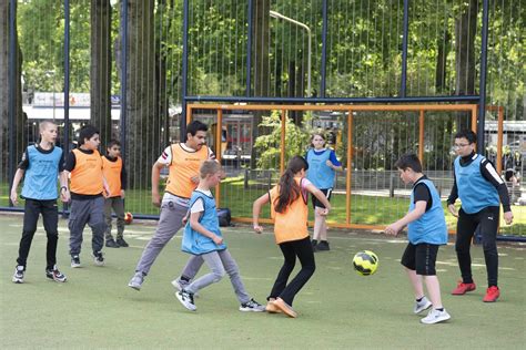 Een groepsfoto van kinderen die actief deelnemen aan een kindernevendienstactiviteit