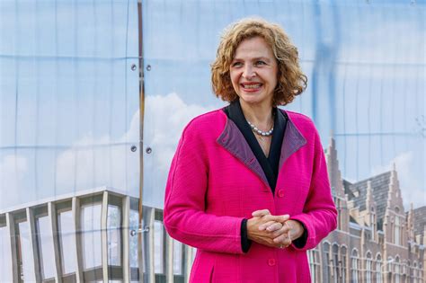 Edith Schippers tijdens een persconferentie als minister van VWS
