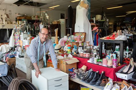 Foto van het interieur van een kringloopwinkel met diverse tweedehands artikelen.