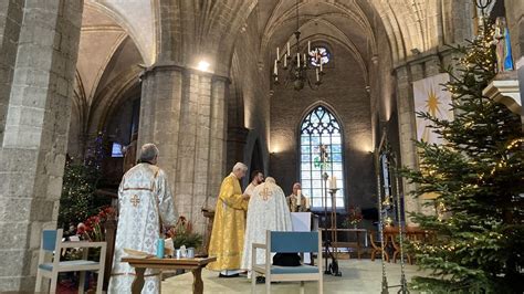 Illustratie van een kerkdienst met handoplegging bij de bevestiging van een predikant.