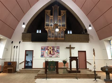 Interieur van de Goede Herderkerk, met nadruk op de preekstoel en zitplaatsen voor de gemeente.