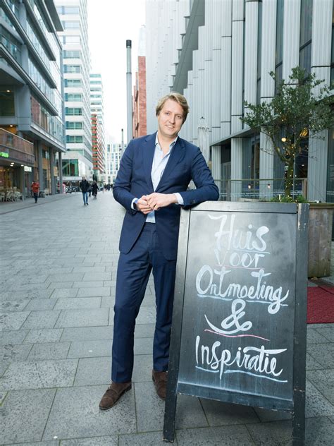 Ruben van Zwieten, dominee en ondernemer, met een gast in De Nieuwe Poort