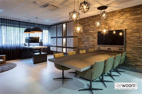 Interieur van De Nieuwe Poort: een sfeervolle ontmoetingsruimte met moderne inrichting