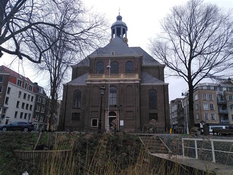 Gedetailleerd beeld van het bijzondere gedenkraam in de Oosterkerk, dat de oorlogsgeschiedenis van Nederland verbeeldt.