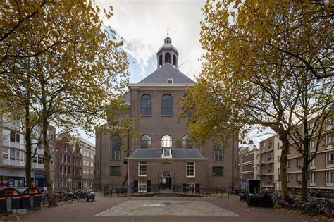 Schematische weergave van de T-plattegrond van de Oosterkerk met de torens aan weerszijden van de voorgevel.