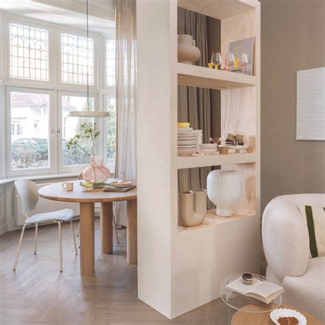 Interieurfoto van een studio in Het Oosterkerkhuis, waarin persoonlijke meubels van de bewoner zijn gecombineerd met de moderne voorzieningen.