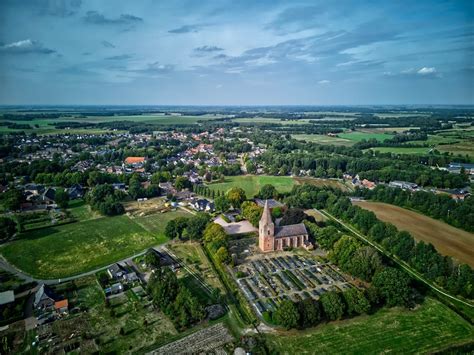 Schematische weergave van de dubbele brink van Onstwedde met de ligging van de Hervormde kerk.