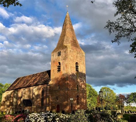 De markante Juffertoren van Onstwedde, gebouwd van kloostermoppen.