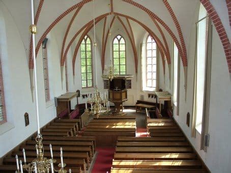 Interieur van de Hervormde kerk in Onstwedde met het historische doopvont.