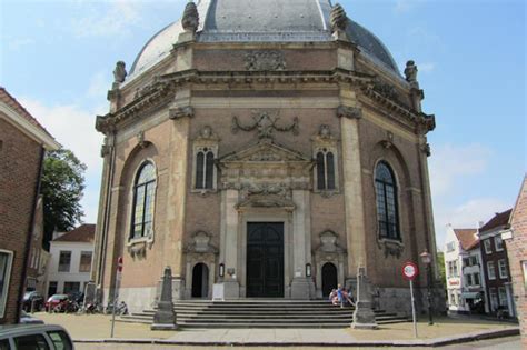 Architectonisch overzicht van de achtzijdige kerk met piramidedak in Wons