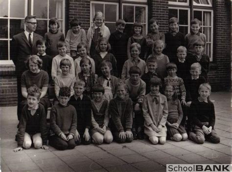 Foto van de Gereformeerde School in Vroomshoop uit die periode.