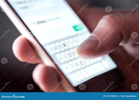 Illustratie van een mobiele telefoon die een bericht verstuurt vanaf de plek van het lege graf
