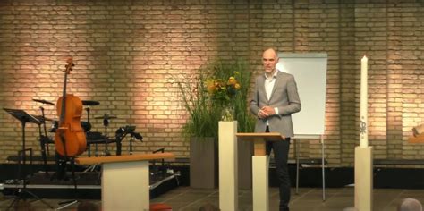 afbeelding van de beamerpresentatie tijdens een kerkdienst