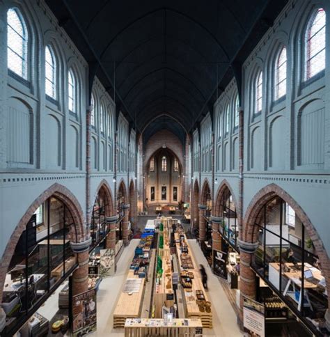 Interieur van de voormalige hervormde kerk van Sas van Gent, met behoud van karakteristieke elementen.