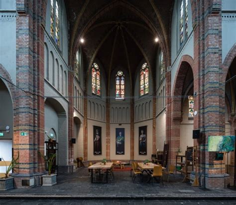 Exterieur van Markt 4 (voormalige Cuyperskerk) in Sas van Gent.