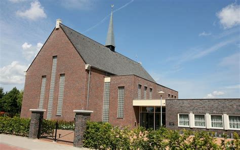 Foto van de kerk van de hersteld hervormde gemeente in Oud-Beijerland