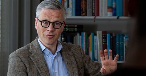 Portret van Tom Wright, een vooraanstaand theoloog en auteur van de 