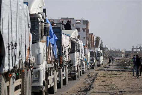 Beeld van vrachtwagens met hulpgoederen onderweg naar Gaza