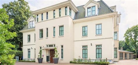 Villa Marijke Elisabeth in Hilversum met groene tuin en karakteristieke architectuur