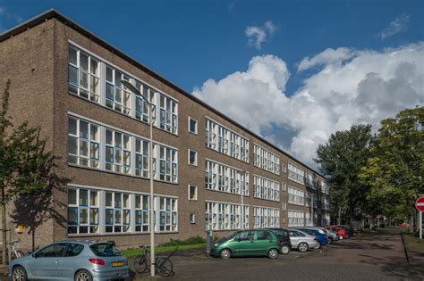Foto van het moderne schoolgebouw aan de Jan van Eijckstraat, met leerlingen