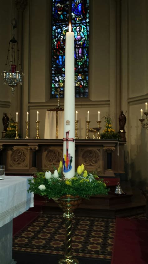 Vredige kerk met een brandende Paaskaars