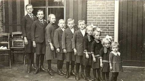 Een collage van familiefoto's, variërend van vroeger tot nu