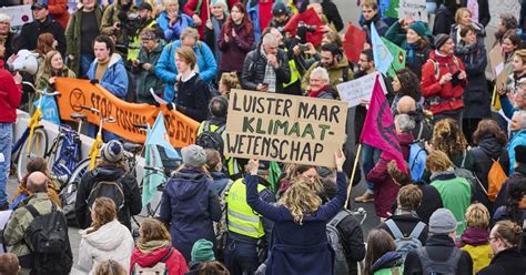 Collage van verschillende klimaatprotesten, inclusief demonstranten met spandoeken en in laboratoriumjassen.