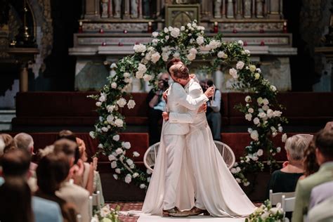 Bloemenboog bij de ingang van de kerk, passend bij het bruidsboeket.