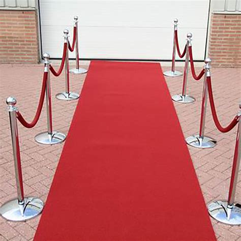 Een rode loper die leidt naar de ingang van de kerk.