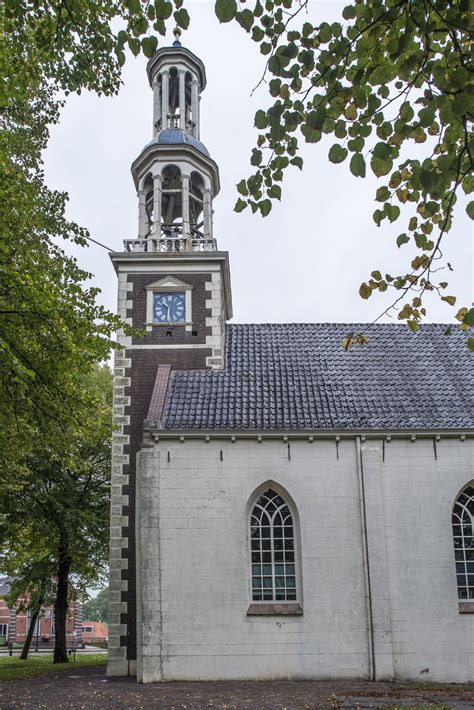 Foto van een historische Groninger kerk met toren