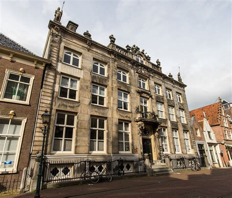 Indrukwekkende voorgevel van het Foreestenhuis in Hoorn